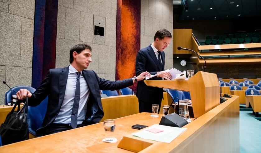 Minister Wopke Hoekstra van Financiën (CDA) en premier Mark Rutte tijdens het debat met de Kamer over de gepresenteerde plannen voor de reorganisatie van de Belastingdienst. (beeld anp / Bart Maat)