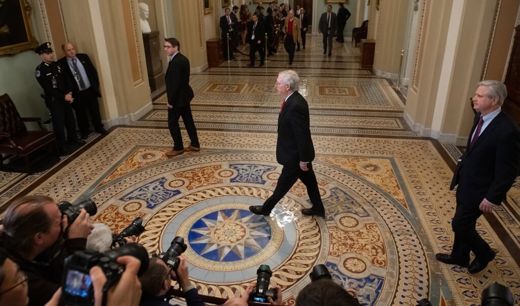 De leider van de Republikeinen in de Amerikaanse Senaat, Mitch McConnell, komt aan bij de rechtszitting. (beeld afp / Saul Loeb)