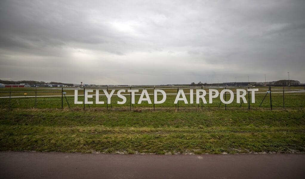 LELYSTAD - Exterieur van Lelystad Airport. Volgens de commissie-Remkes moet de stikstofuitstoot rond Lelystad opnieuw worden berekend. Nu is de uitstoot waarschijnlijk te laag ingeschat. ANP JEROEN JUMELET (beeld anp JEROEN JUMELET)