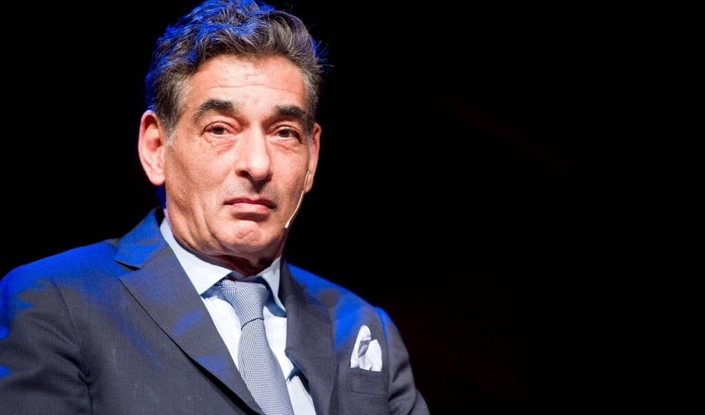Advocaat Gerard Spong tijdens de theatervoorstelling Advocaat van de duivel in het DeLaMar Theater. (beeld anp)