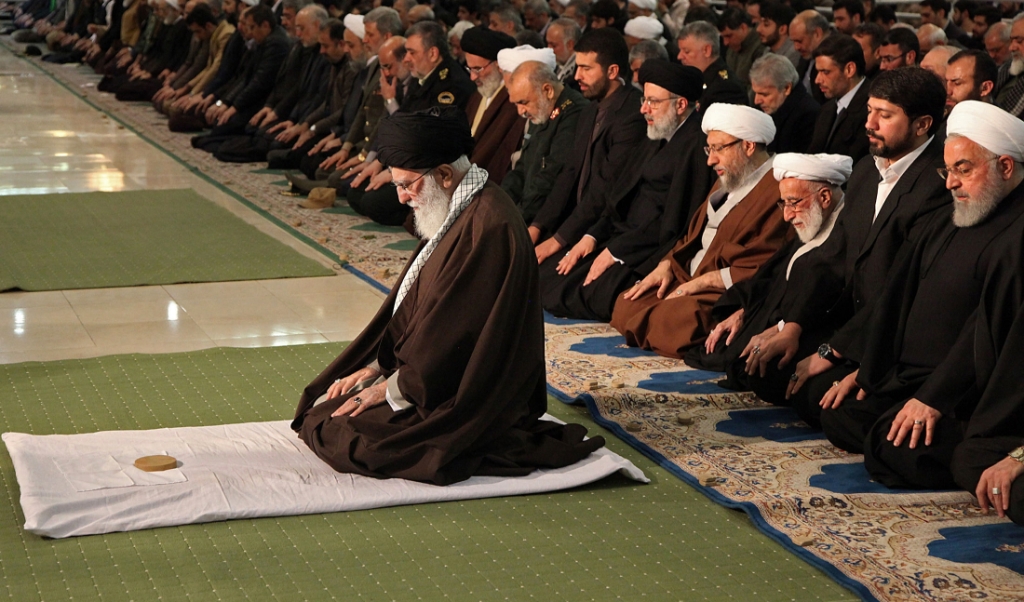 De Iraanse leider ayatollahAli Khamenei gaat voor in gebed, afgelopen vrijdag in de hoofdstad Teheran. (beeld afp)