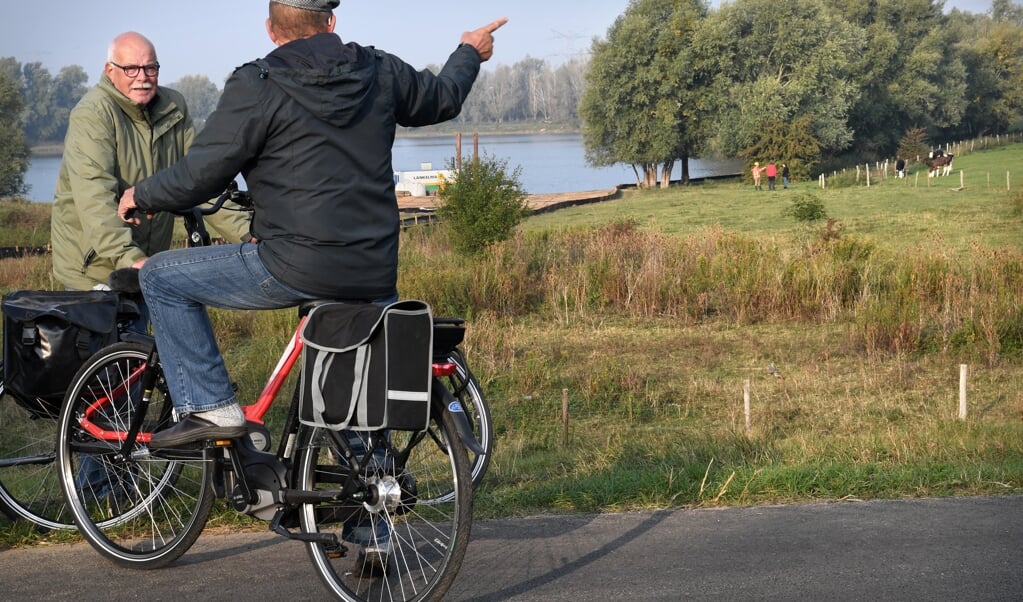 De plek waar de brug over het Pannerdensch Kanaal moet komen. De voorbereidingen zijn al begonnen. (beeld Marcel van den Bergh)