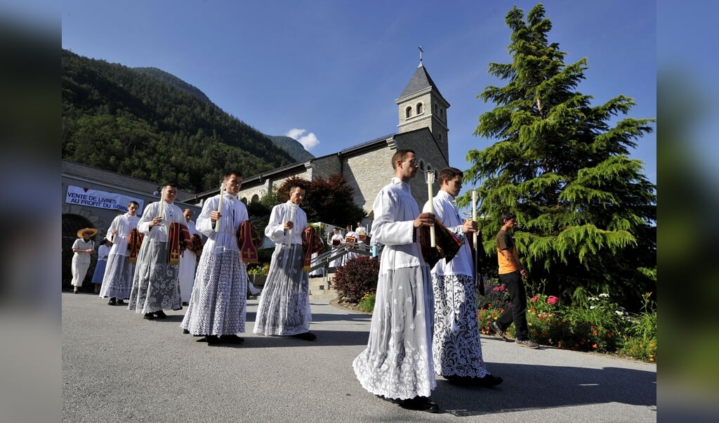 Priesters en diakens van de traditionalistische Priesterbroederschap Pius X in het Zwitserse Ecône waar hun moederhuis gevestigd is. (beeld afp / Fabrice Coffrini
)