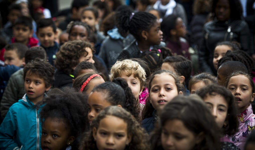 Archieffoto van leerlingen van een Amsterdamse basisschool die proberen met een ludieke actie meer witte kinderen te werven voor hun school. (beeld anp / Remko de Waal)