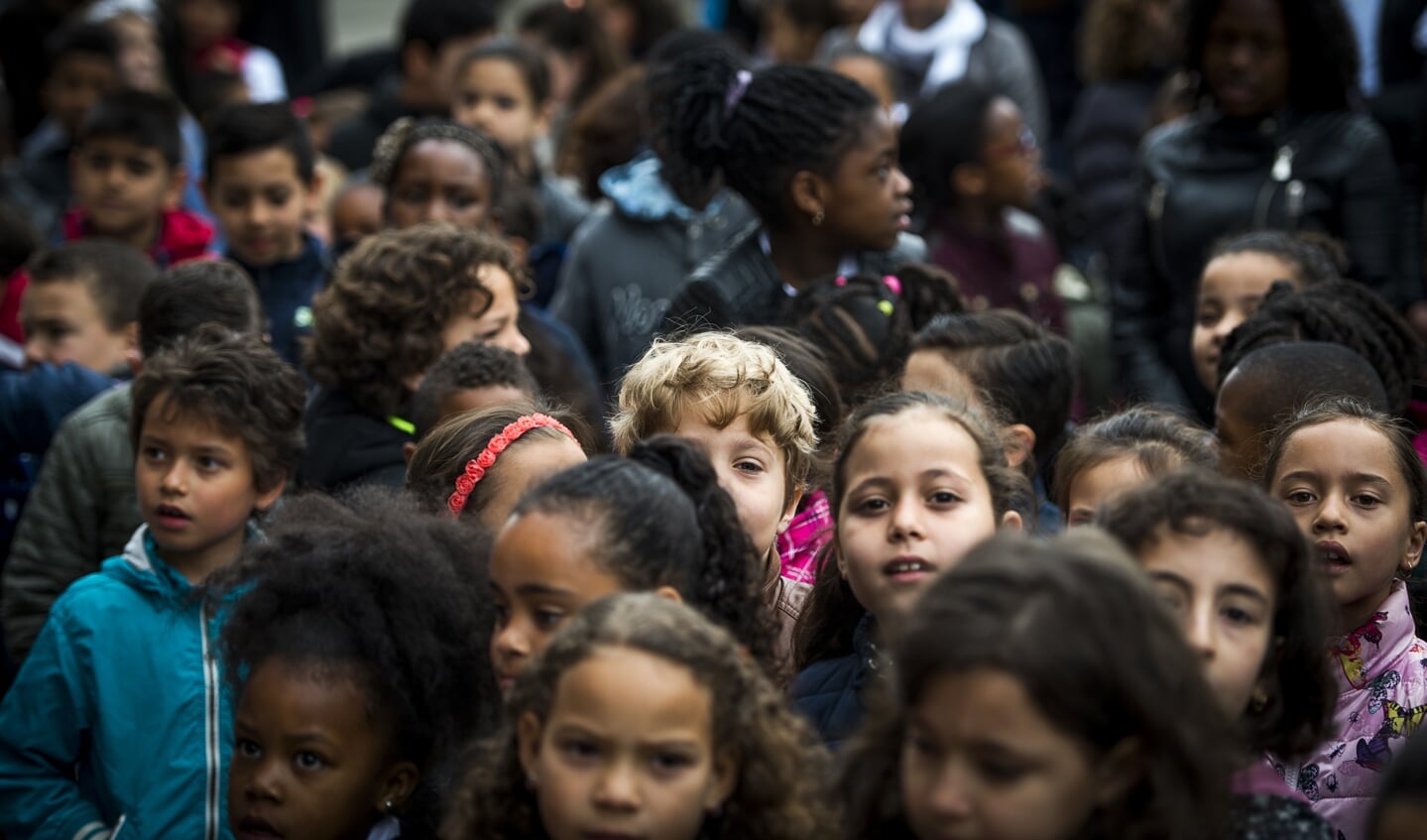 Archieffoto van leerlingen van een Amsterdamse basisschool die proberen met een ludieke actie meer witte kinderen te werven voor hun school.