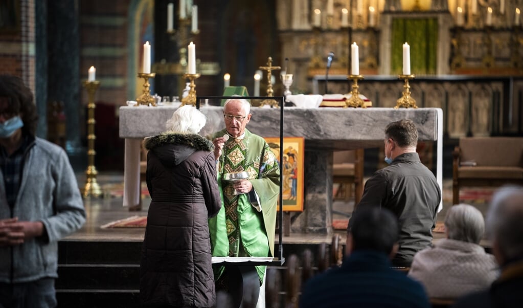 Pastoor Fonck tijdens de viering in de Vituskerk, afgelopen zondag in Hilversum. (beeld anp / Jeroen Jumelet)