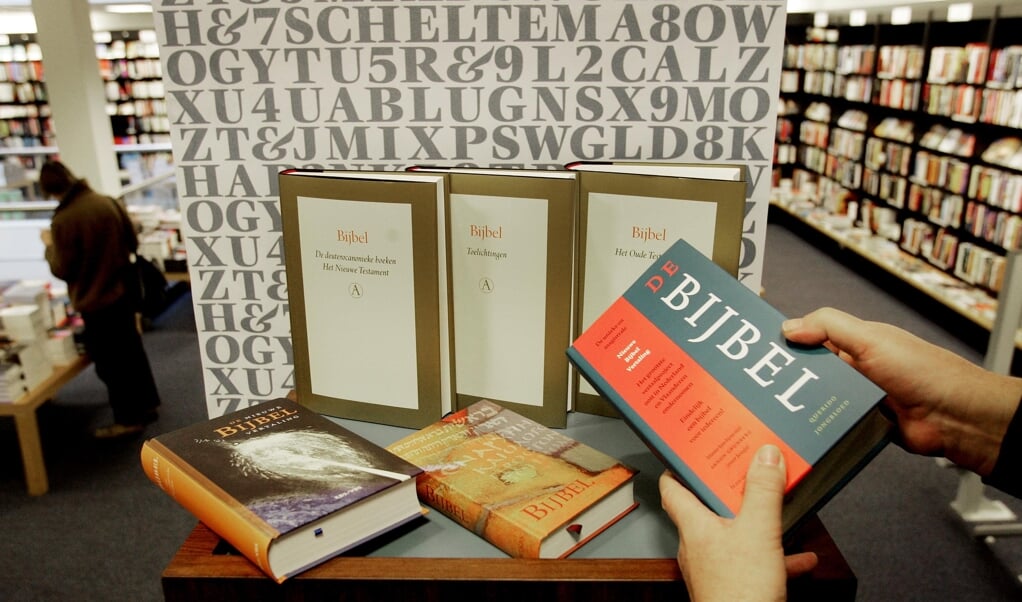 De Nieuwe Bijbelvertaling lag in 2004 in de boekwinkel. De herziene versie volgt volgens plan in de herfst van 2021. (beeld anp Foto/koen Suyk)