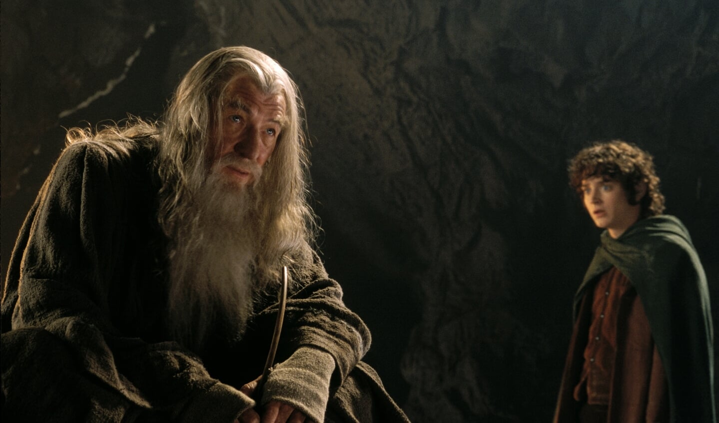 Een typerend moment: de ene held (tovenaar Gandalf, links) is de weg kwijt in de grotten van Moria, de andere held (Frodo, rechts) is bang en onzeker. 'Tolkien schiep een nieuw soort held.'