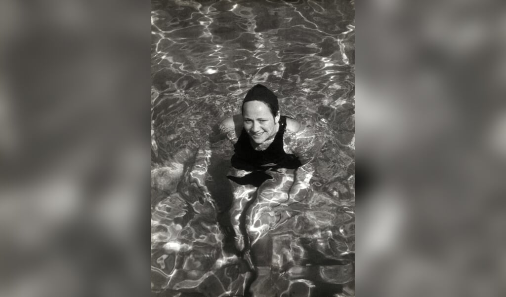 De Nederlandse Olympisch winnares op de vrije slag Rie Mastenbroek (1919-2003), met badmuts op in het water. (beeld hollandse hoogte)