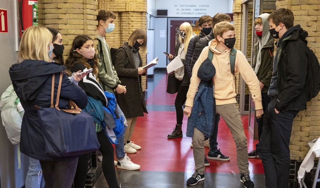 Rosenmöller: 'We moeten elkaar erop aanspreken: houd afstand, anders kan het onderwijs niet doorgaan.' (beeld anp / Evert Elzinga)