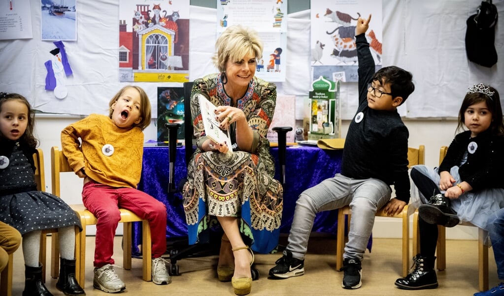 Prinses Laurentien leest voor aan leerlingen van openbare basisschool Corantijn tijdens het Nationale Voorleesontbijt in 2019.  (beeld anp / Royal Images Patrick van Katwijk)