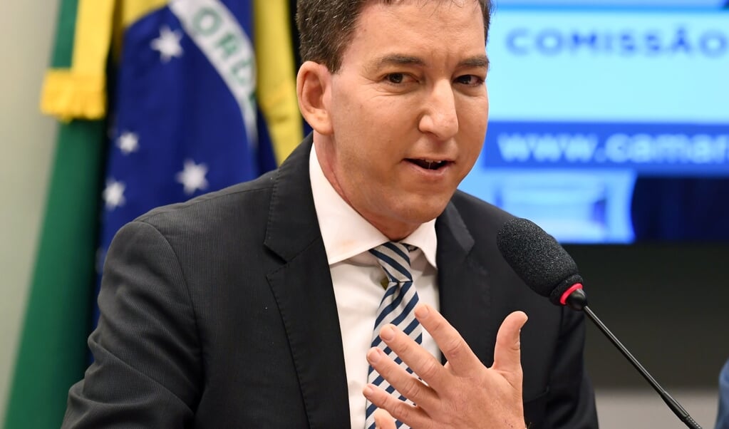 Glenn Greenwald tijdens hoorzittingen in het Braziliaanse parlement rond corruptieonderzoeken (beeld afp / Evaristo Sa)