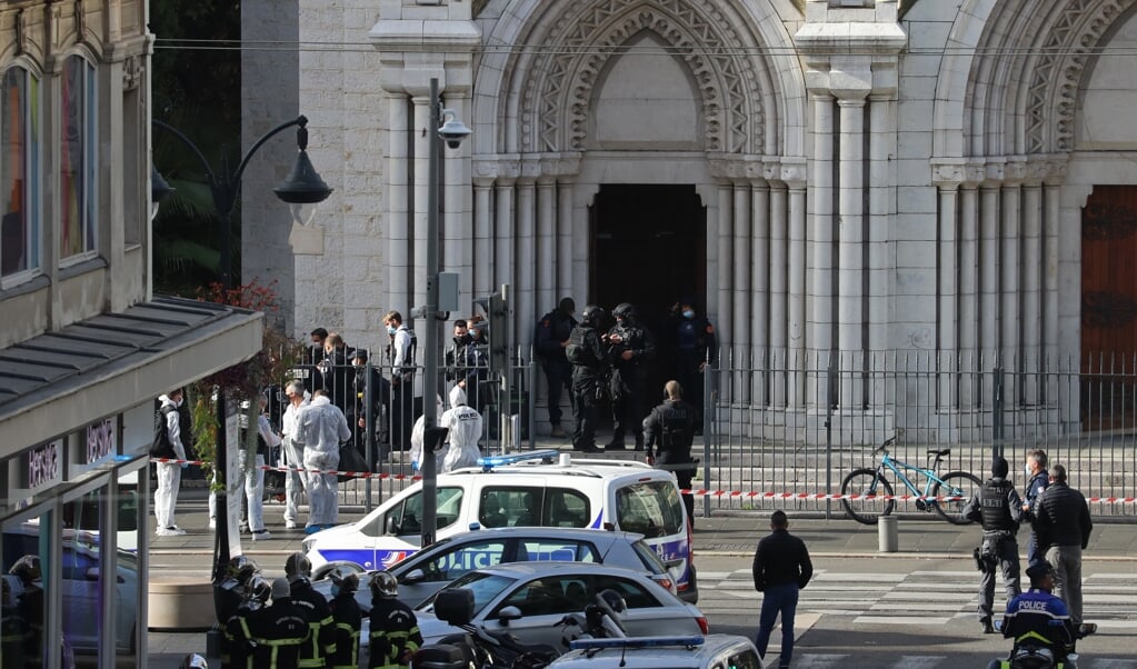 ‘Alles doet een terroristische aanslag in de Basiliek vermoeden’, tweette de burgemeester van Nice, Christian Estrosi, die ter plaatse is. (beeld afp / Valery Hache)