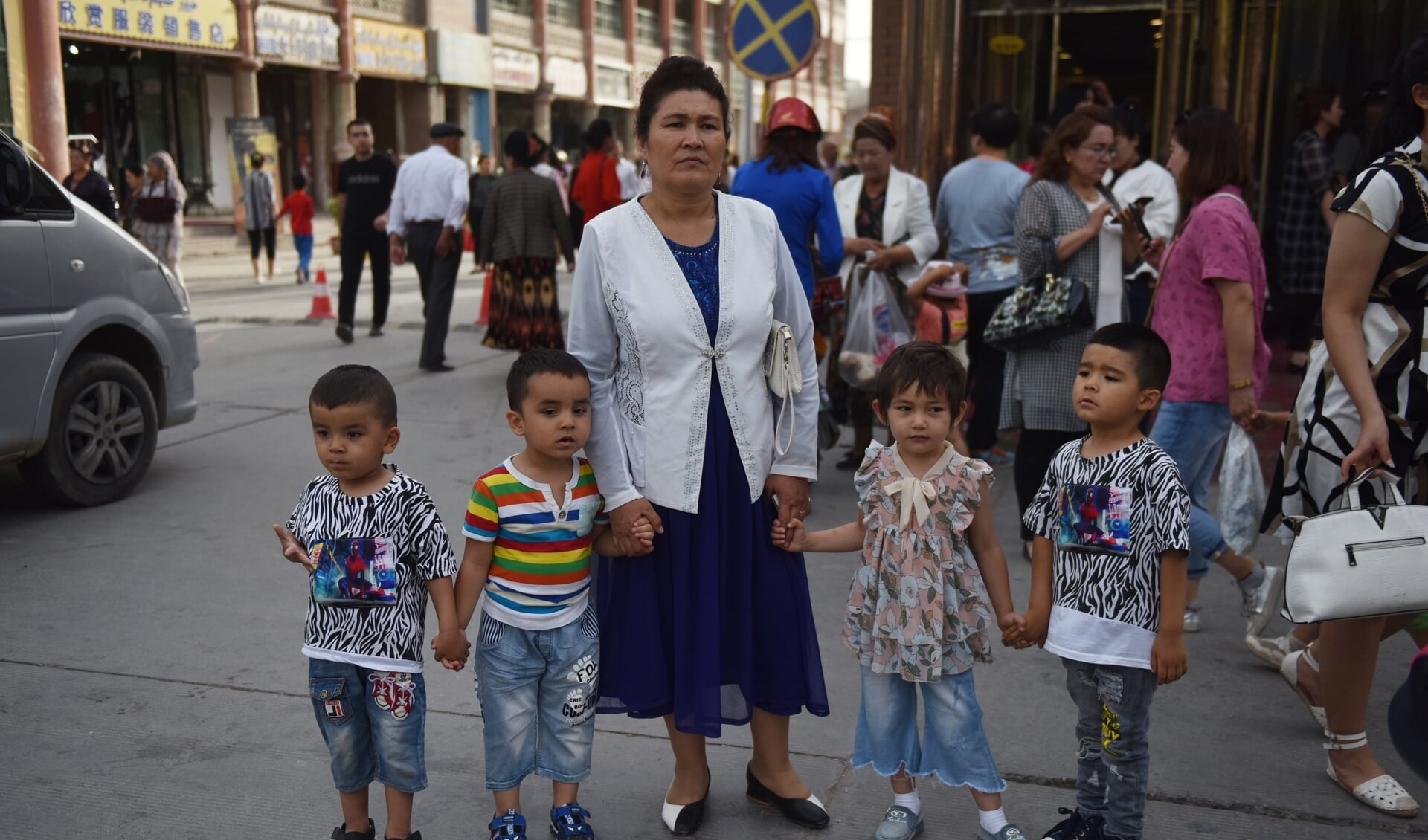 Archieffoto uit juni 2019 van een Oeigoerse met kinderen op straat in Kashgar in de Chinese provincie Xinjiang.