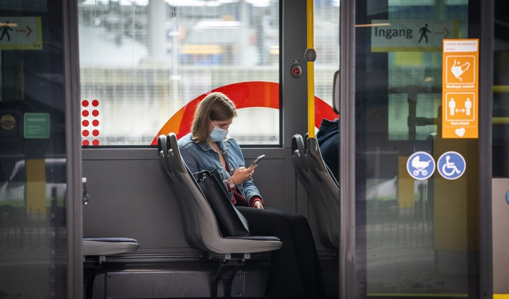 De coronacrisis krijgt blijvende gevolgen in het openbaar vervoer. In de nieuwe dienstregeling gaan minder bussen en treinen rijden. (beeld anp / Jeroen Jumelet)