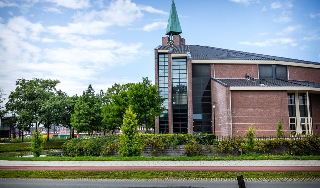 De Hoeksteen van de Gereformeerde Gemeente in Nederland in Barneveld. In de kerk met zo'n 3000 zitplaatsen, werden zondag 500 bezoekers toegelaten. (beeld anp / Rob Engelaar)