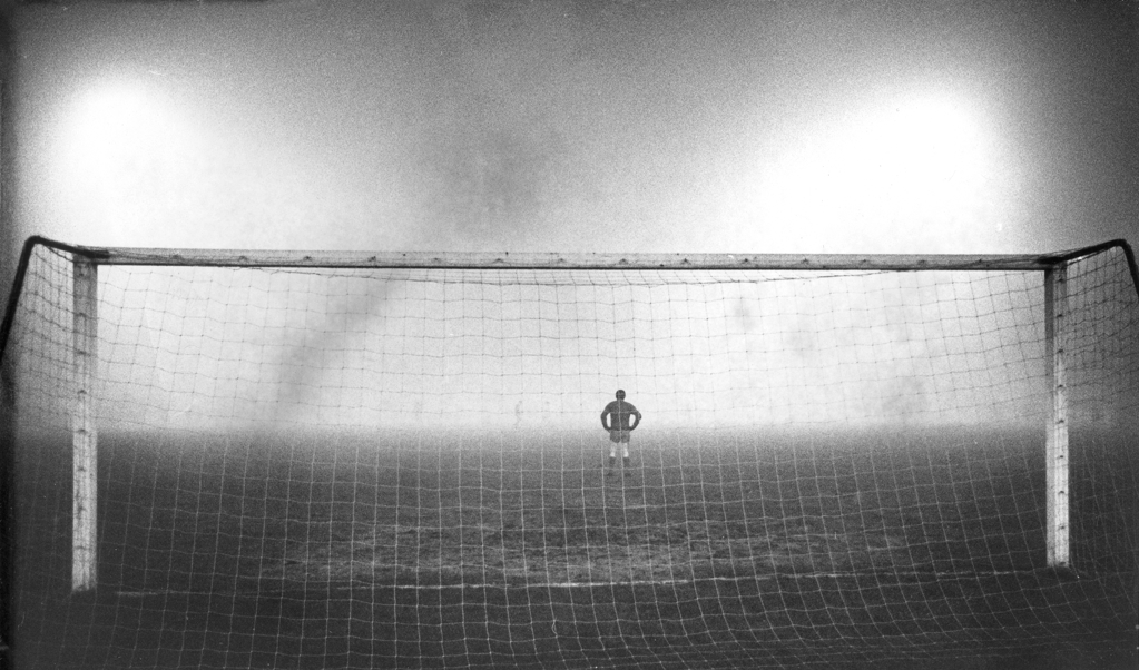 Keeper Tommy Lawrence (1940-2008) in het Olympisch Stadion op 7 december 1966 tijdens de Europacupwedstrijd Ajax-Liverpool in Amsterdam. (beeld anp)