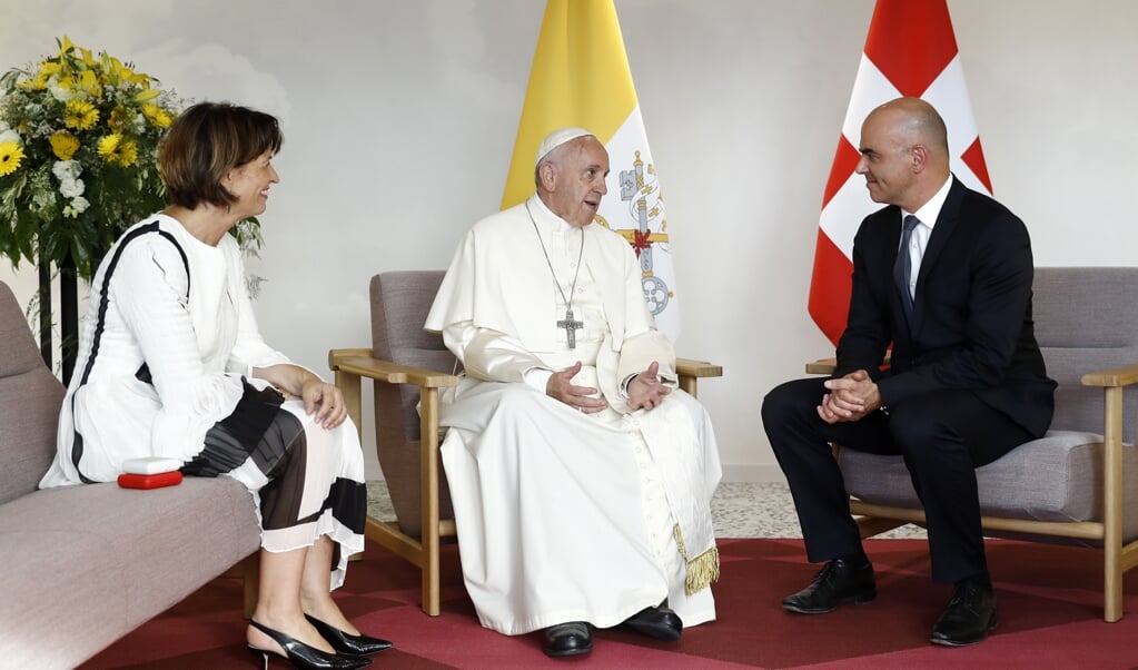 Gesprek tussen paus Franciscus en de Zwitserse president Doris Leuthard tijdens het pausbezoek aan Genève op 21 juni 2018. (beeld Epa/peter Klaunzer )