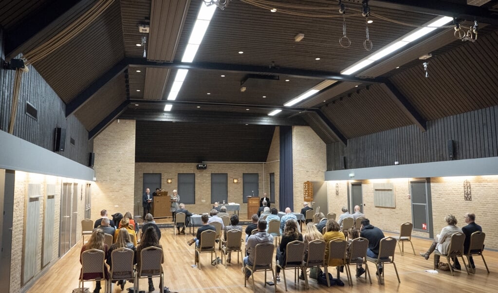 In het dorpshuis van Stroe passen op anderhalve meter meer mensen dan in het dorpskerkje van Kootwijk. Vandaar. (beeld Niek Stam)
