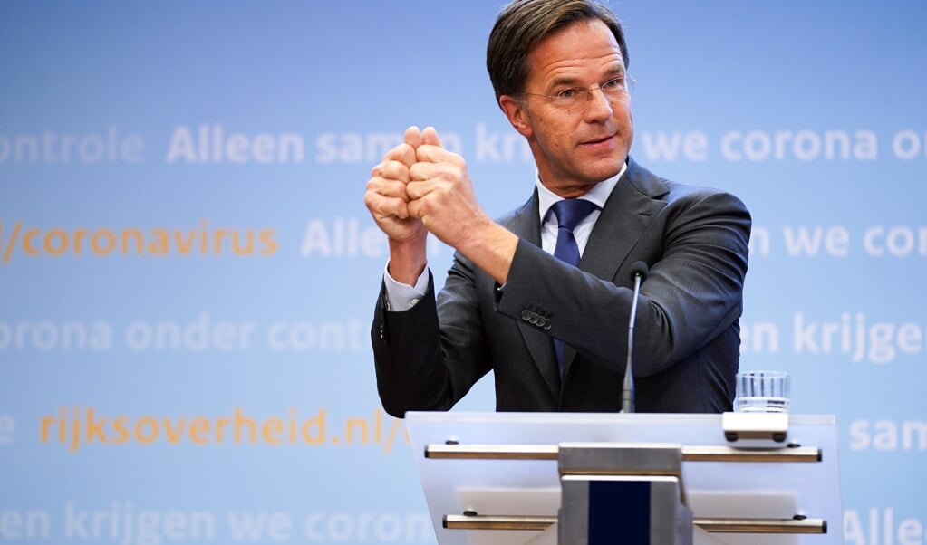 Premier Rutte: ‘De hamer waarmee we het virus willen platslaan moet groot genoeg zijn.’ (beeld anp / Bart Maat)