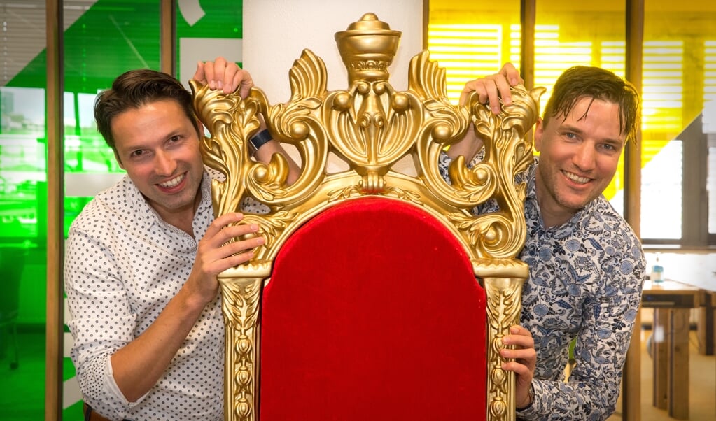 Matthijs (l.) en Thomas van den Ende hebben een troon in hun softwarebedrijf gezet. ‘Het moet hier gezellig en leuk zijn.’ (beeld Hans-Lukas Zuurman)