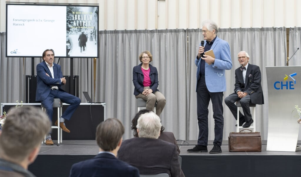 Johan Snel, Sophie van Bijsterveld, George Harinck en Jan Schinkelshoek tijdens de boekpresentatie. (beeld Niek Stam)