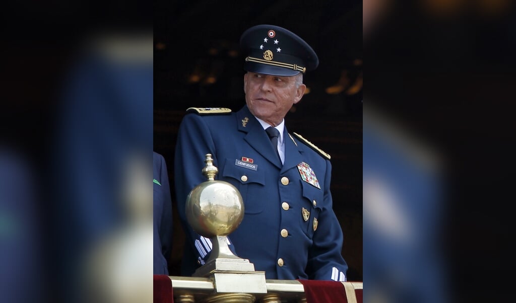 De Mexicaanse oud-generaal Salvador Cienfuegos tijdens een parade in 2017. (beeld epa / Sashenka Gutierrez)