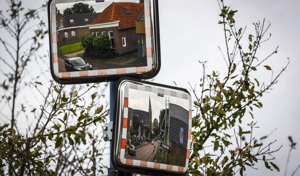 Straatbeeld van Staphorst (met onder de inmiddels bekende hersteld-hervormde kerk), gezien door verkeersspiegels. (beeld anp / Vincent Jannink)