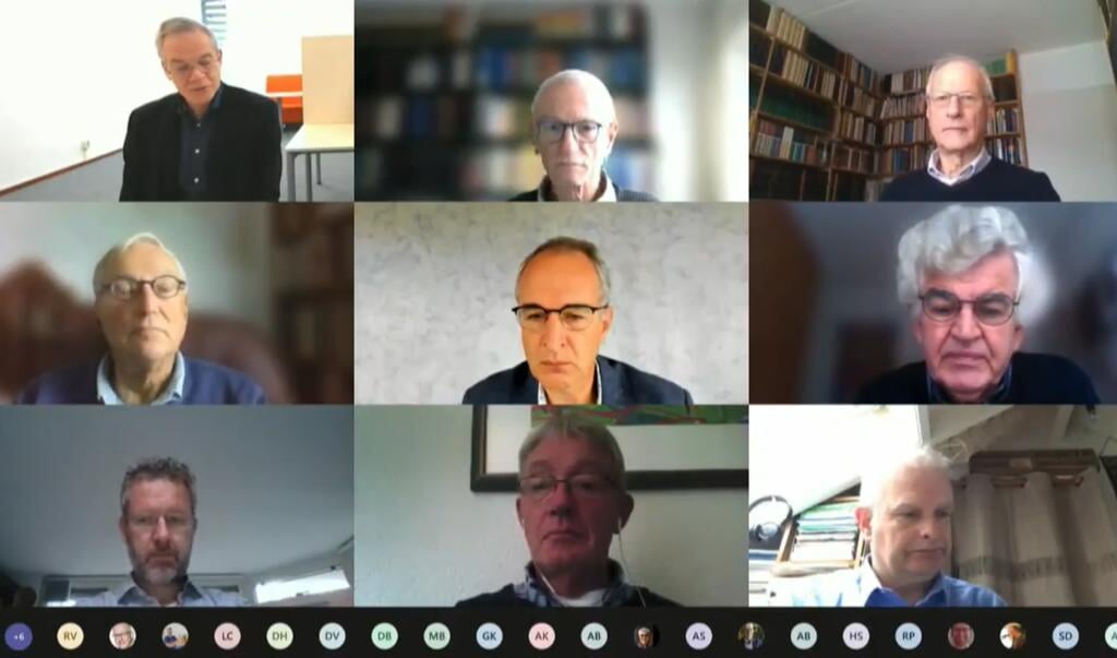 Vanwege de coronapandemie vergaderden de afgevaardigden digitaal vanuit huis. In het midden CGK'er Martin den Heijer. (beeld nd)