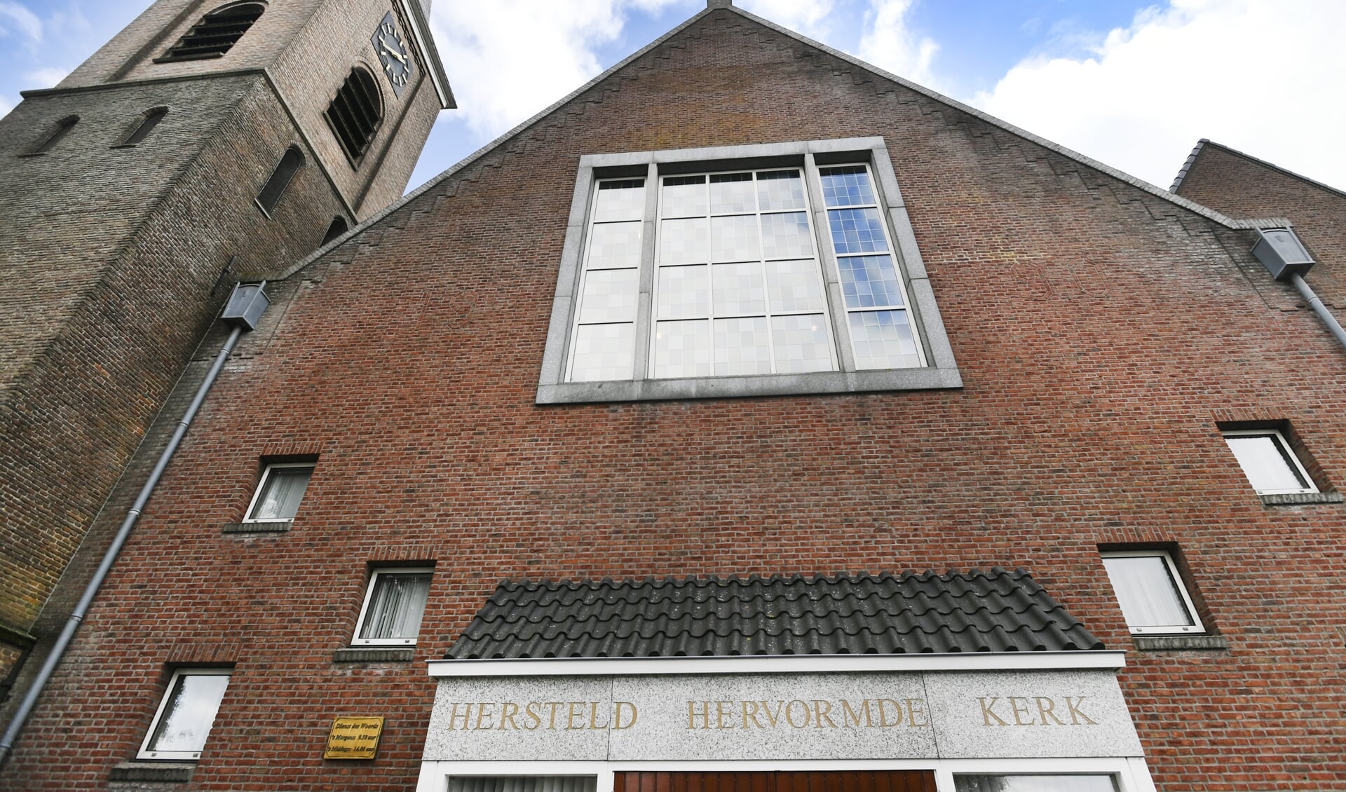 In een kerk met 2300 zitplaatsen, zoals de hersteld hervormde in Staphorst, zullen bij niet zingen zeker 300 mensen bijeen moeten kunnen komen.