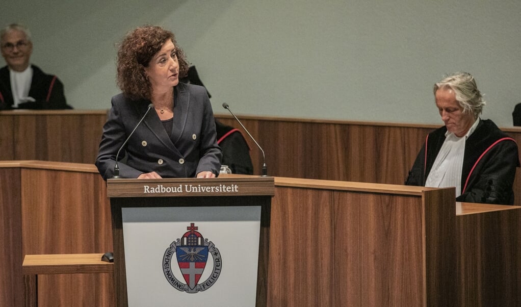 Minister Ingrid van Engelshoven (Onderwijs, Cultuur en Wetenschappen) hield op 31 augustus een openingsspeech tijdens de opening van het academisch jaar op de toen nog katholieke Radboud Universiteit Nijmegen. 'In Dei nomine feliciter' staat er in in Latijn in het logo onder het kruis: 'Gelukkig in Gods Naam'. (beeld anp / Roland Heitink)