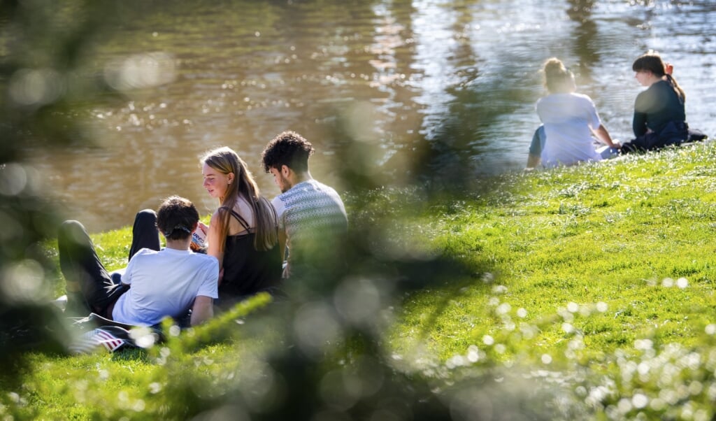 Mensen genieten van de zon. Een tekort aan vitamine D, waarvan zonlicht de aanmaak bevordert, zou nadelig zijn bij een coronabesmetting. (beeld anp / Piroschka van de Wouw)
