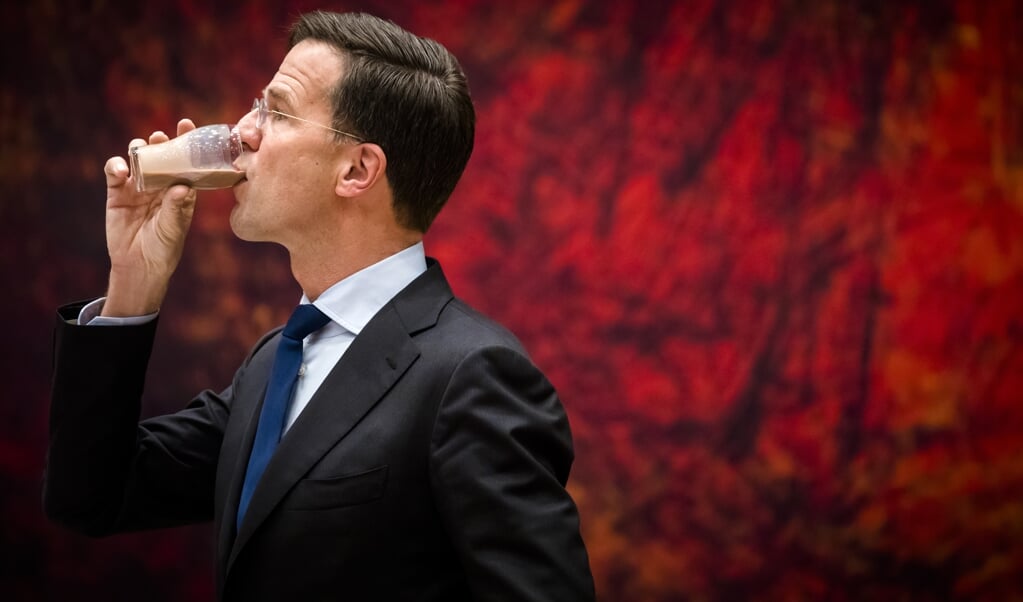 Voor premier Mark Rutte altijd hetzelfde drankje: een koude chocolademelk – hier bij een debat over de Europese Unie in 2017. (beeld anp / Bart Maat)