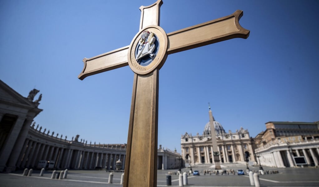 Het Sint-Pietersplein in Rome ligt er verlaten bij door de coronacrisis. (beeld epa / Angelo Carconi)