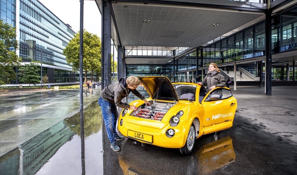De studenten Sietze Gelderloos (links) en Lisa van Etten bij hun nieuwste creatie Luca, een auto die bijna volledig bestaat uit gerecycled afval. (beeld Raymond Rutting)