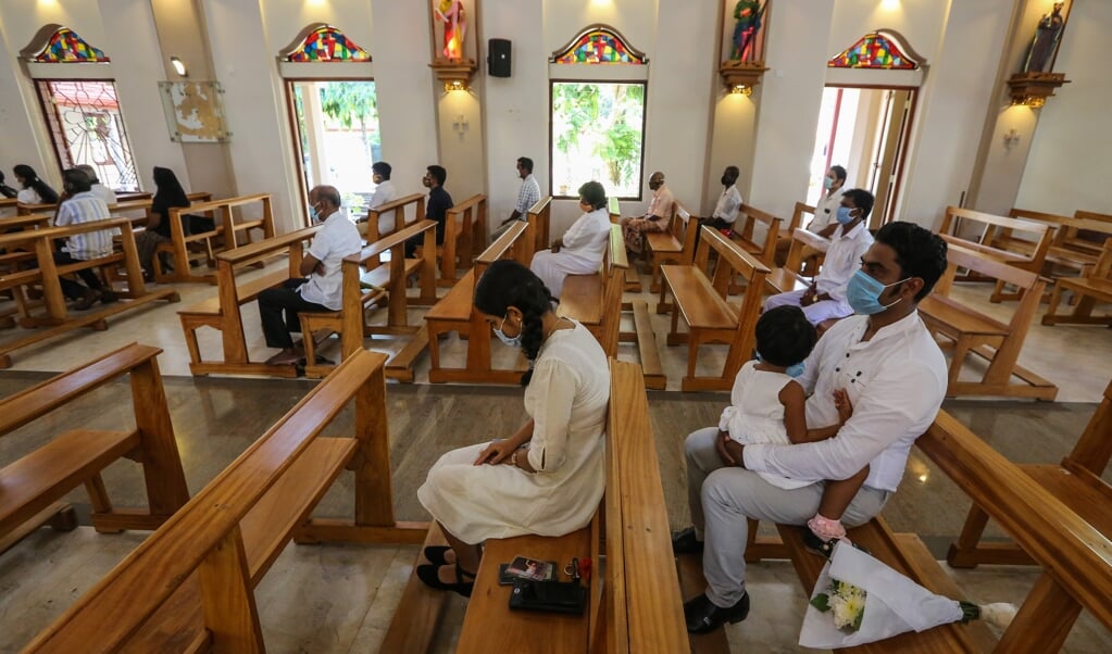 Nabestaanden herdenken de aanslag van paasmorgen 2019 op de rooms-katholieke St. Sebastian's Church in Negombo, Sri Lanka, een jaar later. (beeld epa / Chamila Karunarathne)