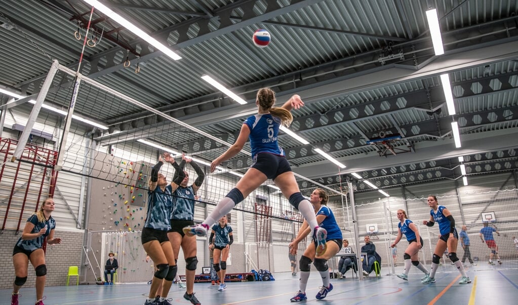 Voorlopig de laatste wedstrijd van dames 2 van Joure tegen dames 1 uit Harlingen. (beeld Harry Cock)