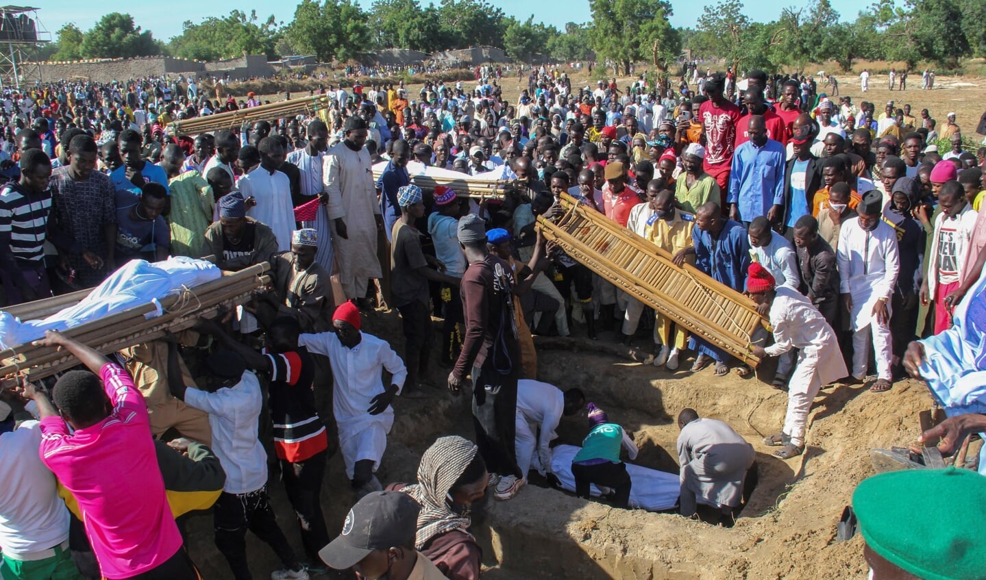 Zondag werden de eerste 43 vermoorde landarbeiders in Zabarmari begraven. Ze kwamen uit de deelstaat Sokoto, duizend kilometer verderop in het noordwesten van Nigeria. 