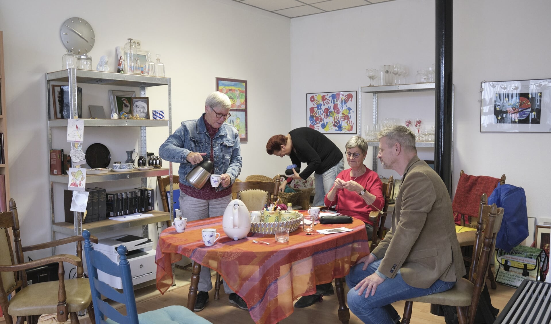 De deelwinkel is een huiskamer voor het dorp, waar spullen en talenten worden gedeeld, maar ook inspiratie en gezelligheid.