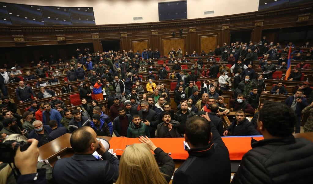 Honderden demonstranten bestormden dinsdag het regeringsgebouw in de Armeense hoofdstad Yerevan. (beeld epa / Vahram Baghdasaryan)