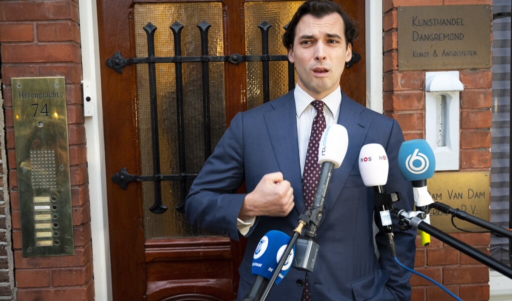 AMSTERDAM - Thierry Baudet staat voor het partijkantoor van Forum voor Democratie de pers te woord over de ontstane situatie. ANP EVERT ELZINGA (beeld anp / Evert Elzinga)