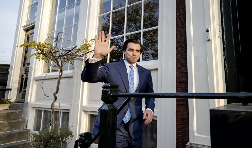 Thierry Baudet zwaait nog even nadat hij de pers te woord heeft gestaan. (beeld anp / Robin van Lonkhuijsen)