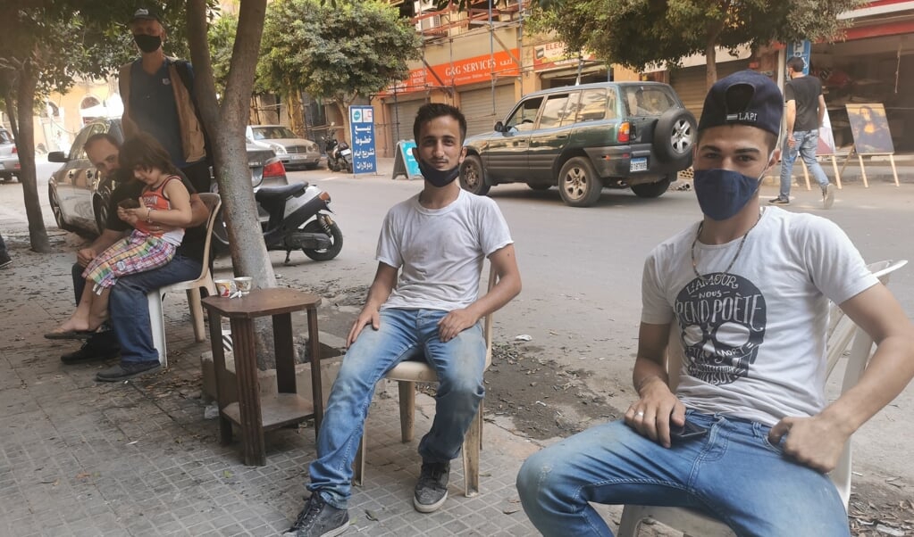 'Libanon gaat teveel op Syrië lijken', vinden Syrische jongeren op straat in Beiroet. Steeds meer jongeren, ook Libanese, willen het land de rug toekeren. (beeld Jacob Hoekman)