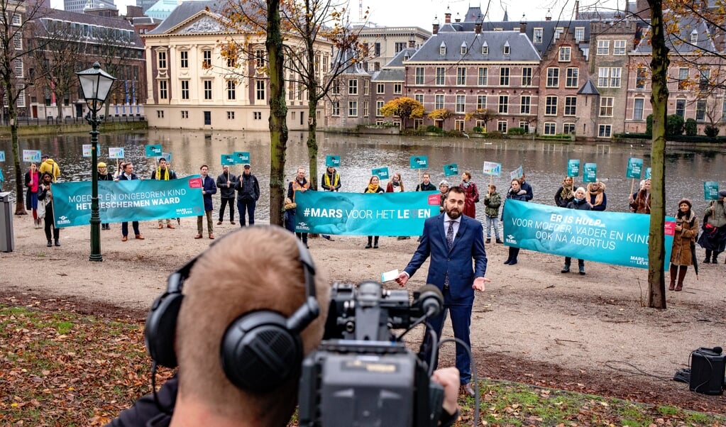 De Mars voor het Leven is dit jaar een relatief kleine bijeenkomst bij de Hofvijver in Den Haag met 50 mensen. Wel werd de bijeenkomst live uitgezonden op internet en werden er tv-opnamen gemaakt. (beeld Dirk Hol)