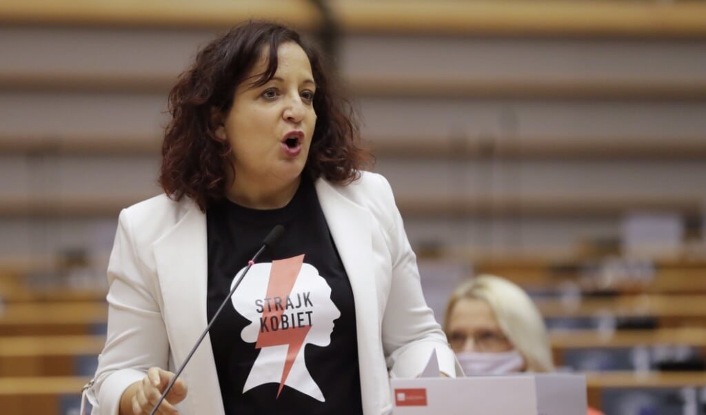 Spaanse parlementslid Iratxe Garcia Perez tijdens het debat over abortusrechten in Polen in het Europees Parlement.  (beeld epa / Olivier Hoslet)