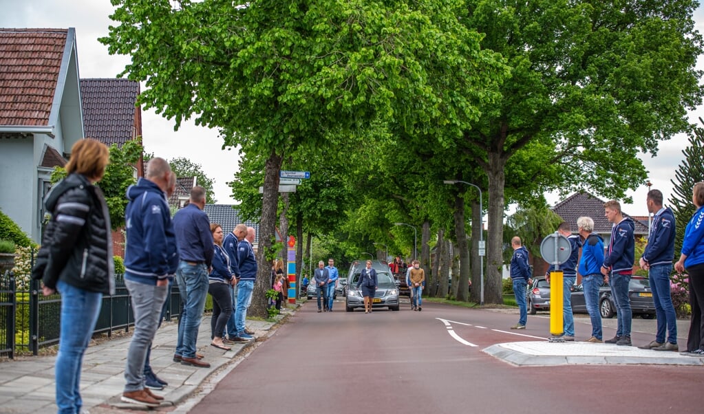 ‘We hebben de raampjes omlaag gedaan, zodat we contact kregen met de mensen langs de weg.' (beeld nd)
