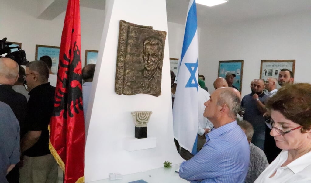 De bescherming van Joden in Albanië tijdens de Tweede Wereldoorlog gaat terug op de eeuwenlange traditie van gastvrijheid. Op de foto: bezoekers in het Solomon Joods Historisch Museum in de Albanese stad Berat.  (beeld afp)