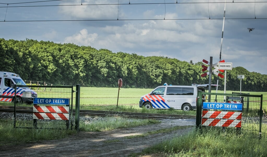 De spoorwegovergang bij Hooghalen werd met spoed gesloten na een ernstig ongeval. (beeld anp / Roland Heitink)