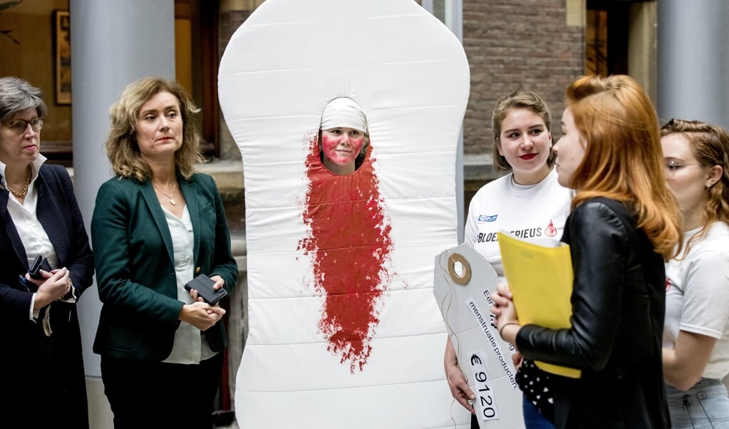 Medewerkers van Girls Rights Watch bieden in november 2019 een petitie aan in de Tweede Kamer voor meer onderzoek naar menstruatie-armoede.  (beeld anp / Koen van Weel)