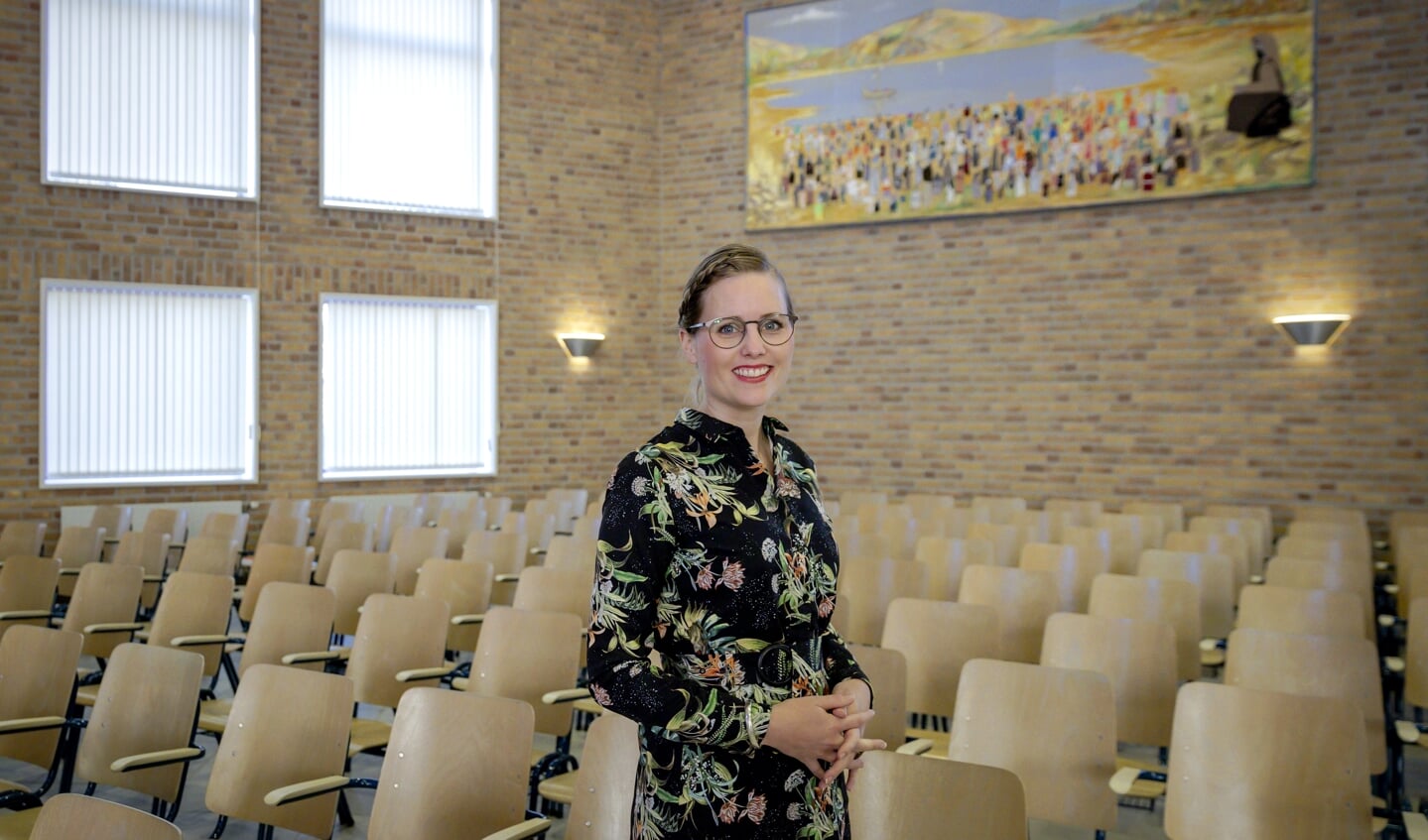 Almatine Leene in het kerkgebouw van Hattem-Noord, waar ze predikant is. 